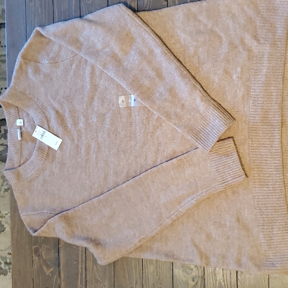 NWT Gap crew neck sweater